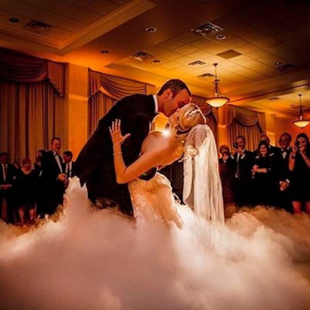 wedding-first-dance-10mins-effect-dry-ice-makers